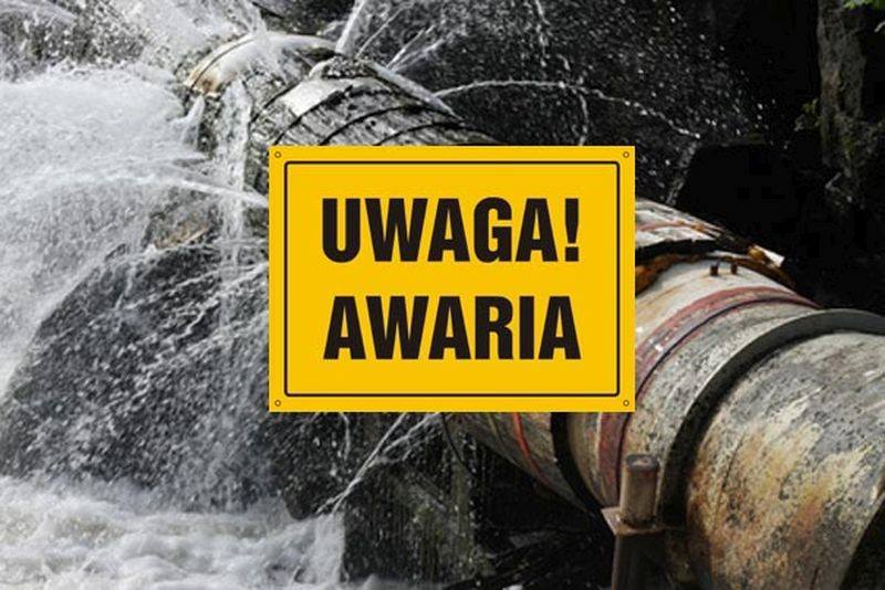 Zdjęcie pękniętej rury i tryskającej wody. Po środku na żółtym tle napis uwaga