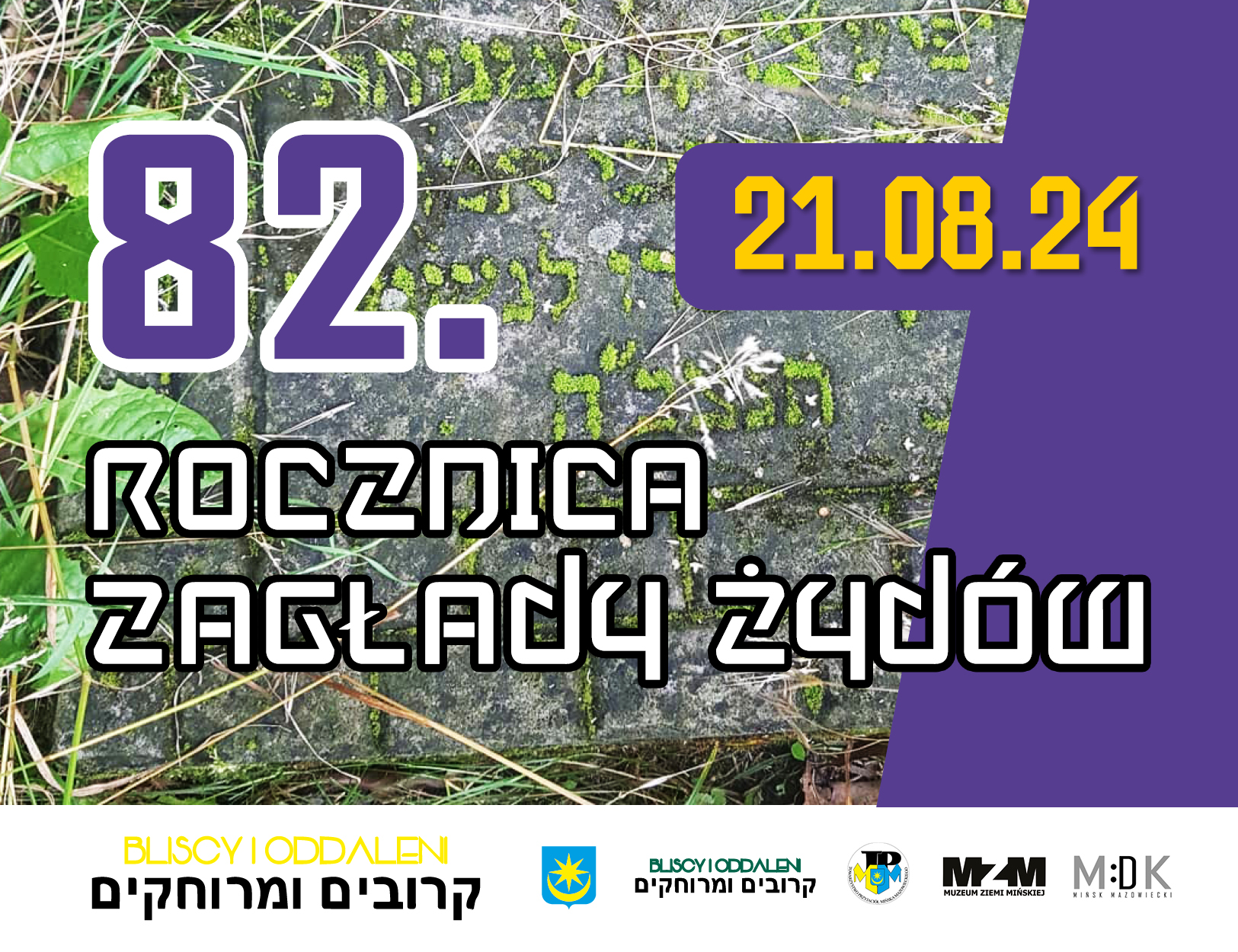 W tle tablica nagrobna pokryta trawą. Naokoło treść