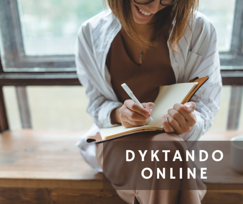 plakat promujący dyktando w czasie pandemii, uśmiechnięta Pani notuje w zeszycie, hasło dyktando online