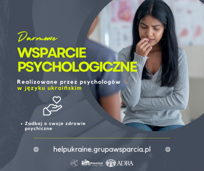 plakat z informacjami po lewej stronie o pomocy bezpłatnej dla uchodźców, po prawej smutna/ zastanawiająca się kobieta