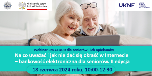 Uśmiechnięci kobieta i mężczyzna siedzą na kanapie patrzą w ekran laptopa. Na dole na błękitnym pasku informacje