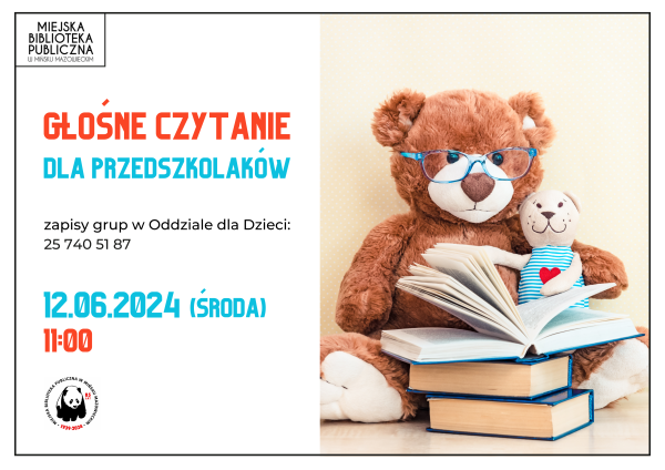 Po prawej siedzi duży brązowy miś w okularach przed książkami. Na ręku trzyma małą maskotkę. Po lewej na białym tle...