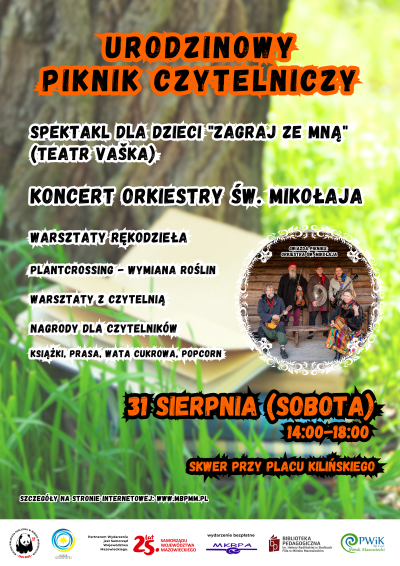 kolorowe napisy na tle zielonej trawy. Leżą na niej książki oparte o drzewo.